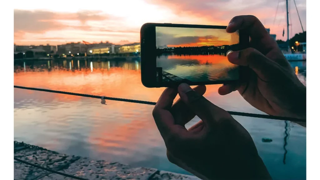 متطفلون يصورون شظايا التصديات الناجحة في مواقع سقوطها لجذب المتابعين عبر الإنترنت